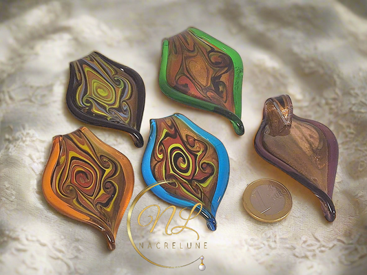 Pendentif en verre artistique en forme de feuille