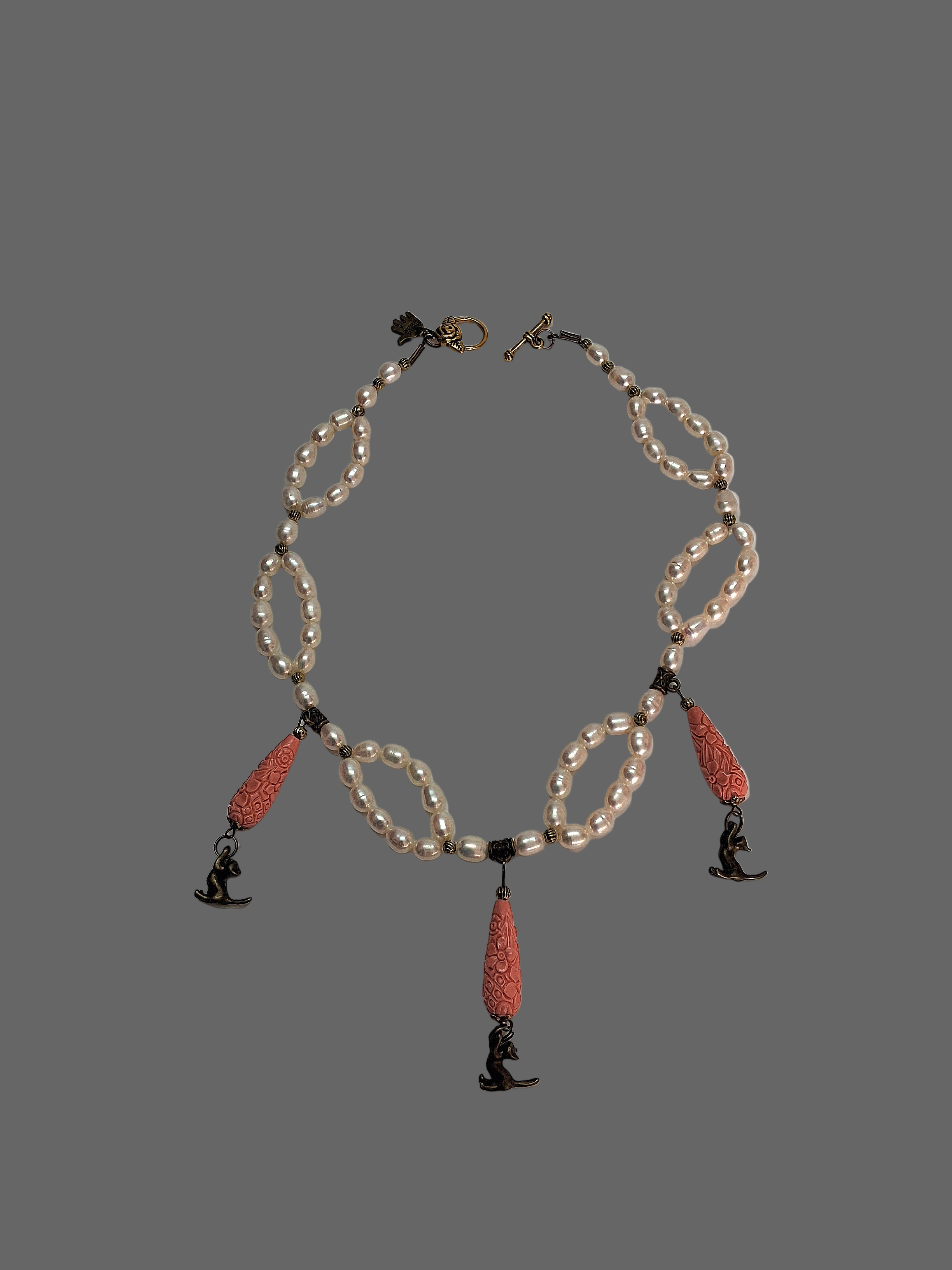 Collier en perles de culture avec éléments sculptés en imitation corail nacrelune.com collier