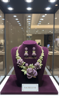 Grande parure en strass représentant des roses mauves