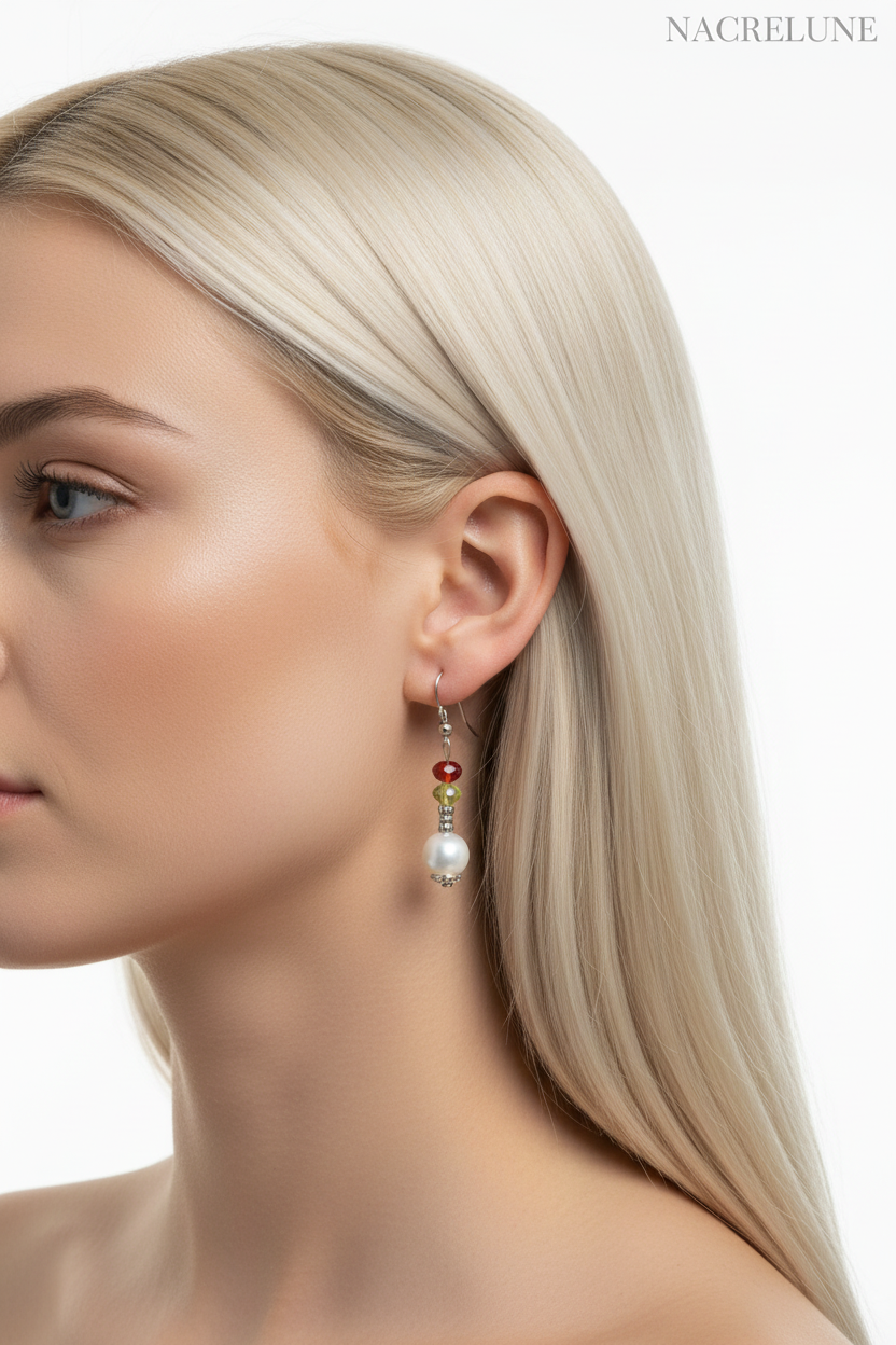 Boucles d'oreille perle de nacre et strass – Monture argentée & éclat cristallin nacrelune.com boucles d'oreille