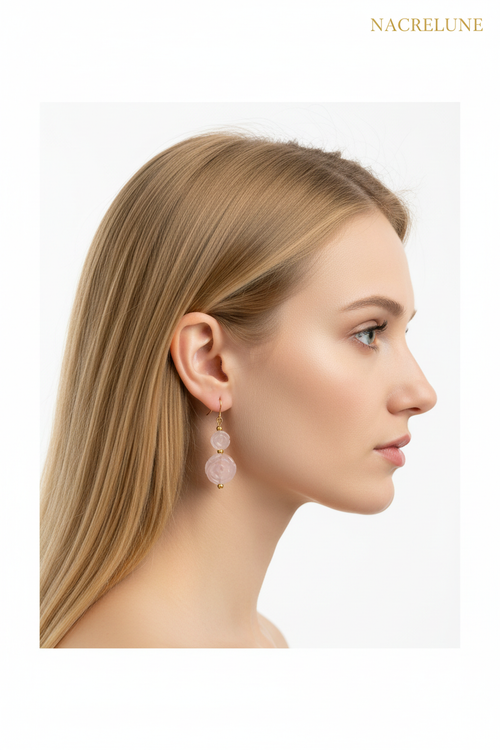 Boucles d'oreille quartz rose en forme de fleurs – Bijou lithothérapie & douceur florale nacrelune.com boucles d'oreille