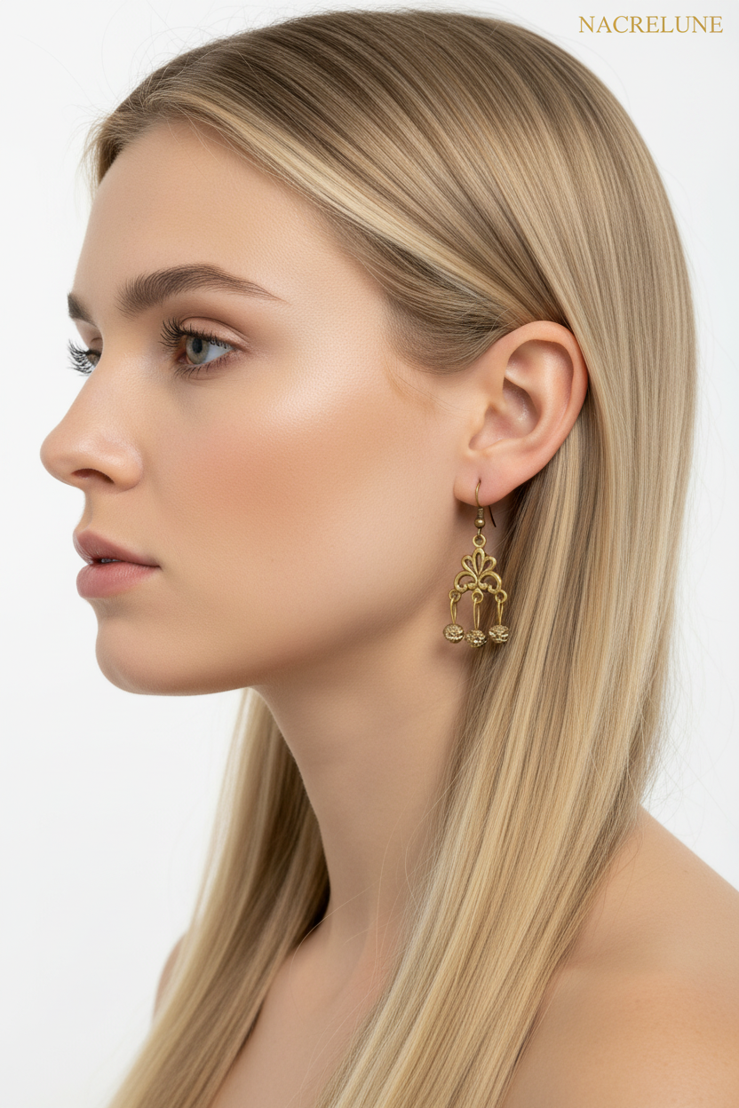 Boucles d'oreille pendantes dorées – Chandelier filigrane & perles nacrelune.com boucles d'oreille