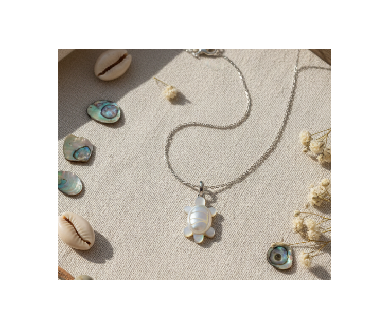 Pendentif en nacre en forme de tortue