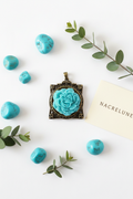 Pendentif cadre avec fleur, choisissez votre couleur Bleu turquoise nacrelune.com pendentif