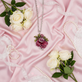 Pendentif en strass en forme de rose : 2 couleurs disponibles Rose nacrelune.com pendentif