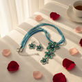 Pendentif en émail et strass en forme de fleurs avec boucles assorties nacrelune.com parure
