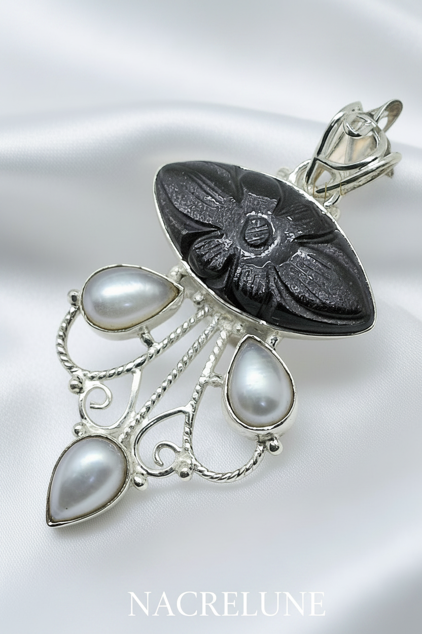 Pendentif Pierre de Soleil Noire Sculptée & Perles — Argent 925 | NACRELUNE nacrelune.com pendentif