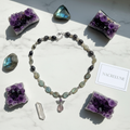 Collier Labradorite & Pendentif Ange Gardien en Améthyste | NACRELUNE nacrelune.com collier