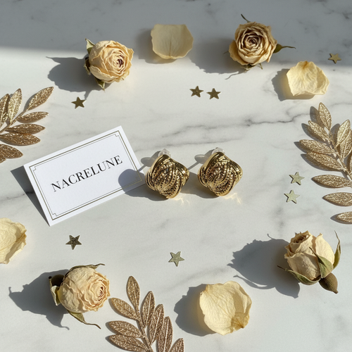 Boucles d'oreille Dorées Carrées Texturées – Torsade & Micro-Cristaux | NACRELUNE nacrelune.com boucles d'oreille