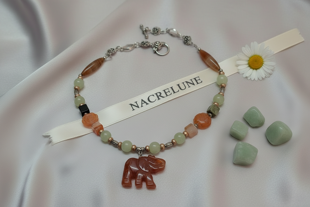 Collier en jade vert et agate cornaline avec éléphant sculpté nacrelune.com collier