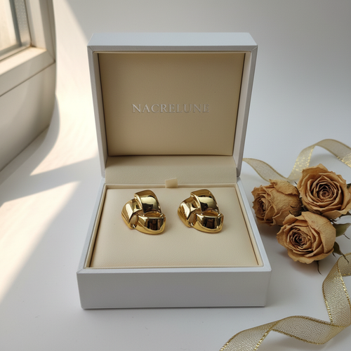 Boucles d'oreille Dorées Forme Tripartite – Nœud Sculpté & Éclat Luxe | NACRELUNE nacrelune.com boucles d'oreille