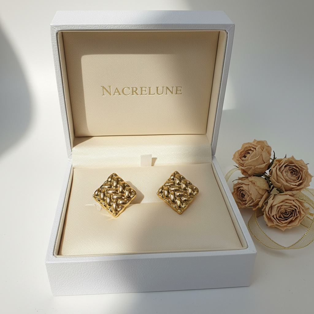 Boucles d'oreille Dorées Forme Losange – Tressage Doré & Élégance Graphique | NACRELUNE nacrelune.com boucles d'oreille