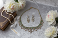 Parure sophistiquée en strass verts nacrelune.com parure