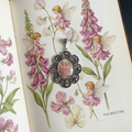 Grand pendentif camée représentant une fée des fleurs nacrelune.com pendentif