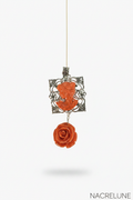 pendentif en reproduction de corail représentant une jolie dame et une rose sculptée nacrelune.com pendentif