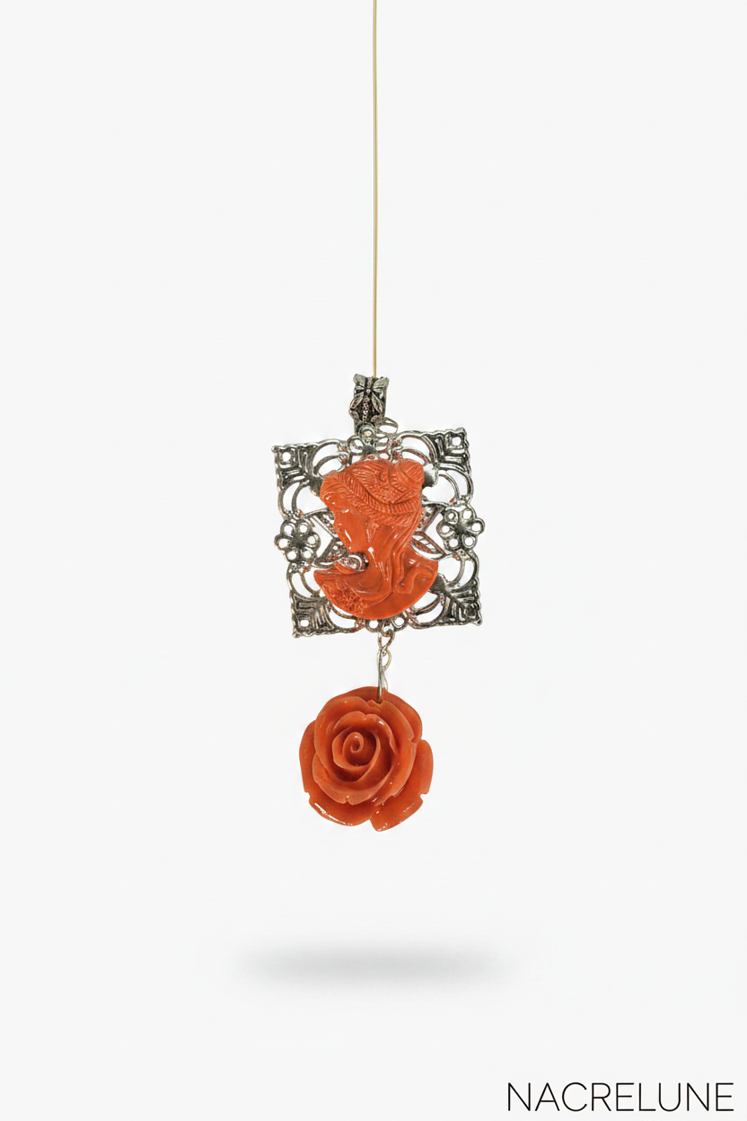 pendentif en reproduction de corail représentant une jolie dame et une rose sculptée nacrelune.com pendentif