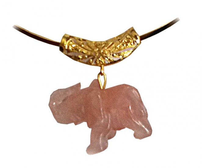 Collier doré fantaisie rigide avec éléphant quartz rose détail