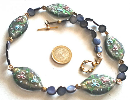 Collier pastilles nacre bleu et gdes perles verre peintes main