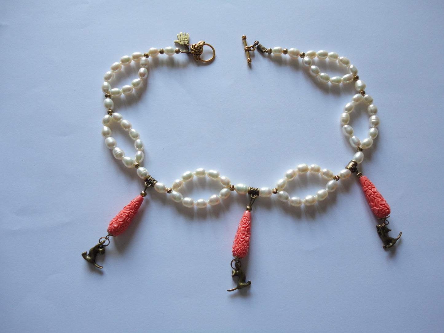 Collier en perles de culture avec pendentifs corail