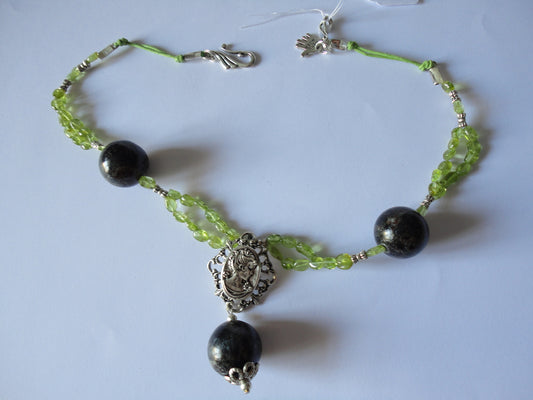 Collier tourmalines noires et peridots