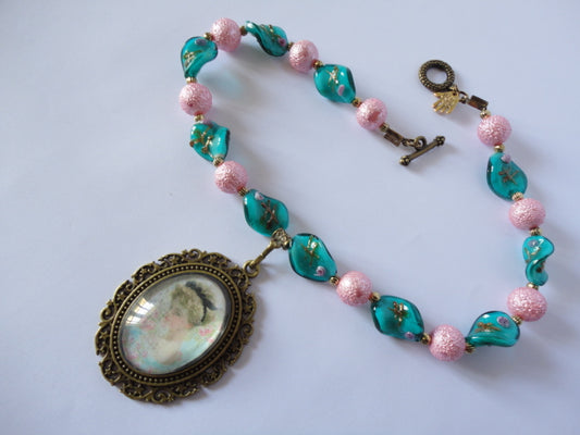 collier verre et acrylique avec grand camée victorien