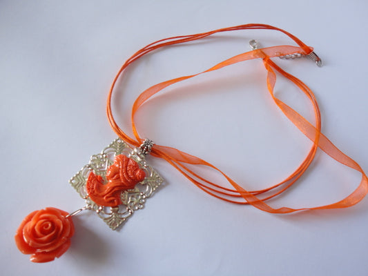 pendentif lady et rose en reproduction corail