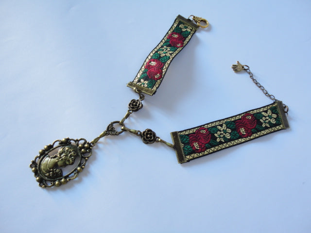collier ruban brocart avec pendentif