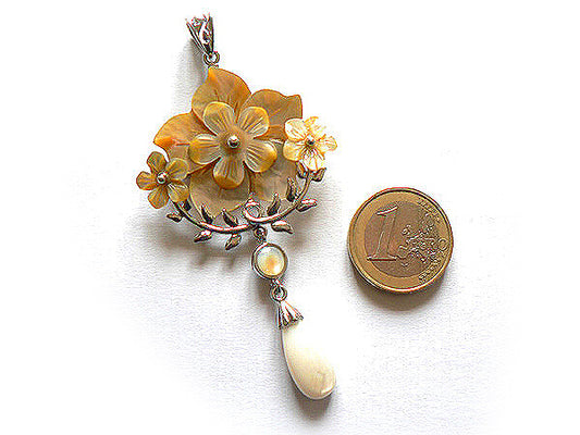 pendentif fleurs en nacre