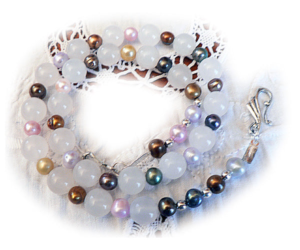 collier perles de culture multicolores et quartz blancs
