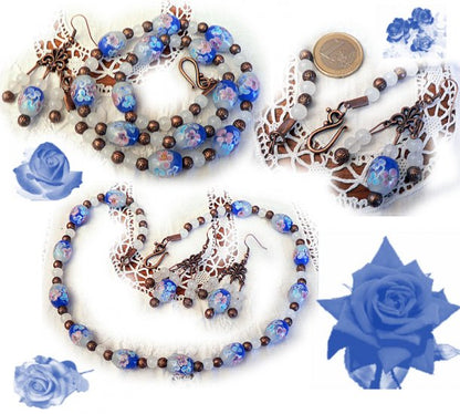 Parure en perles de verre fleuries bleu