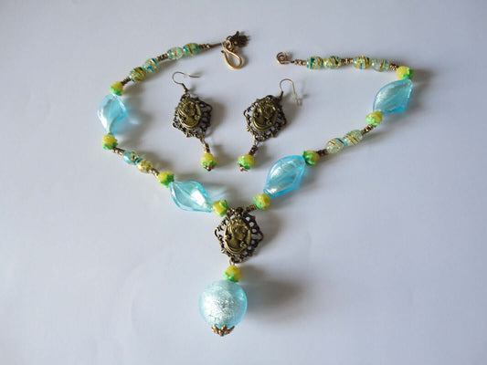 Parure en verre bleue et jaune